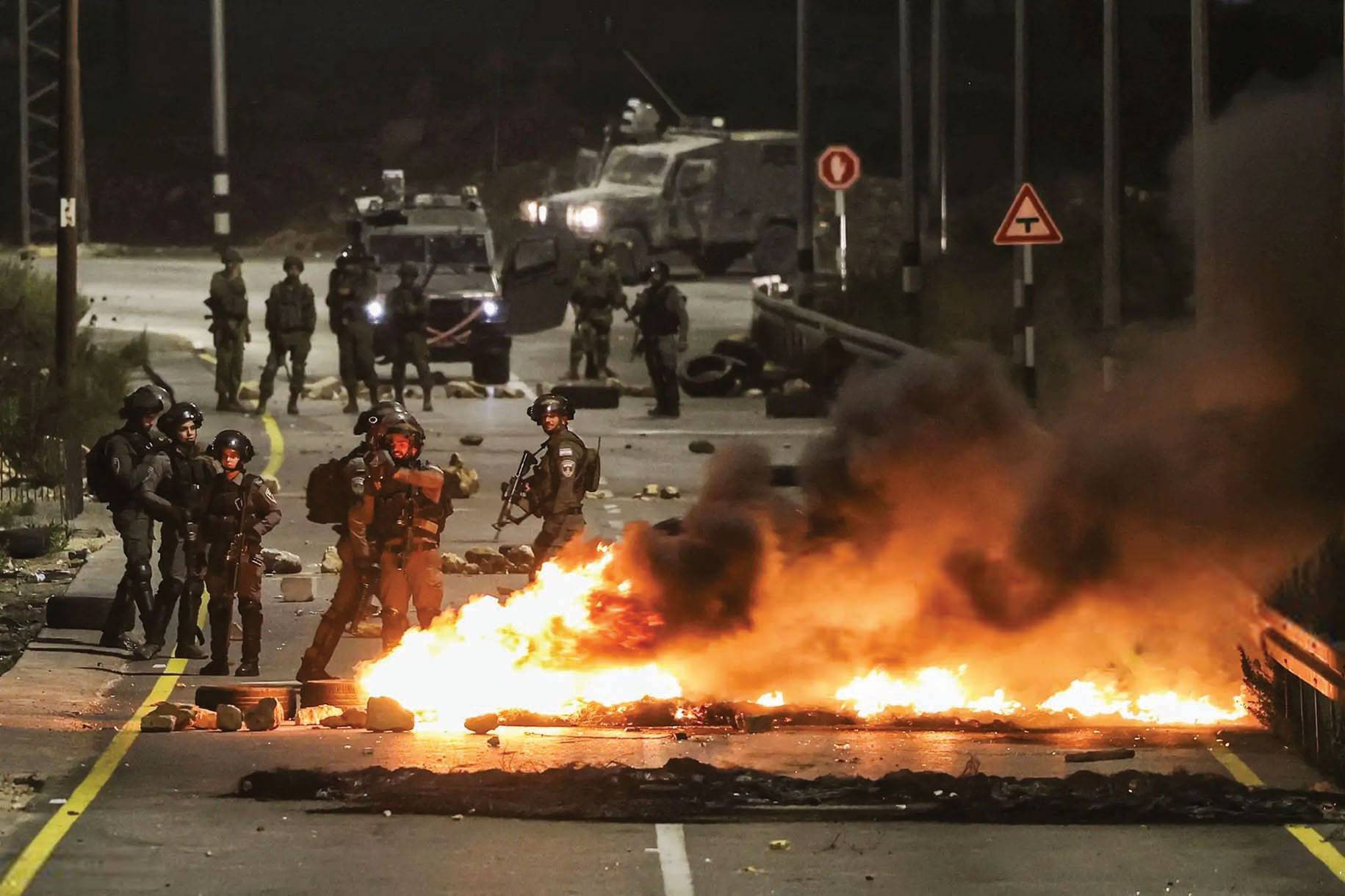 شهيدان فلسطينيان وجرحى في اعتداء لجنود الإحتلال قرب رام الله
إعتقال طفل من قرية الجيب..واختطاف شاب من الدهيشة