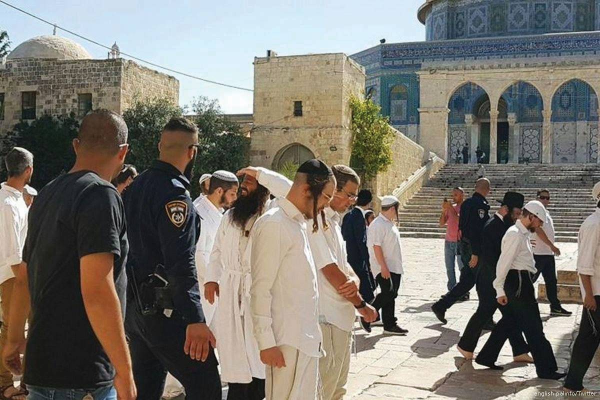 مئات المستوطنين يقتحمون المسجد الأقصى والاحتلال يغلق الضفة الغربية