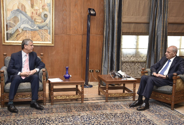 بري وقع قانون موازنة عام 2022
وتابع شؤوناً تشريعيّة مع نواب