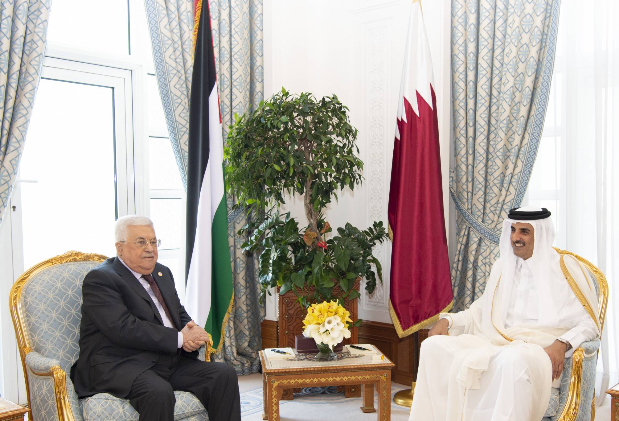 عباس وأمير قطر يبحثان الإعتداءات الإسرائيلية المتواصلة على الشعب الفلسطيني
