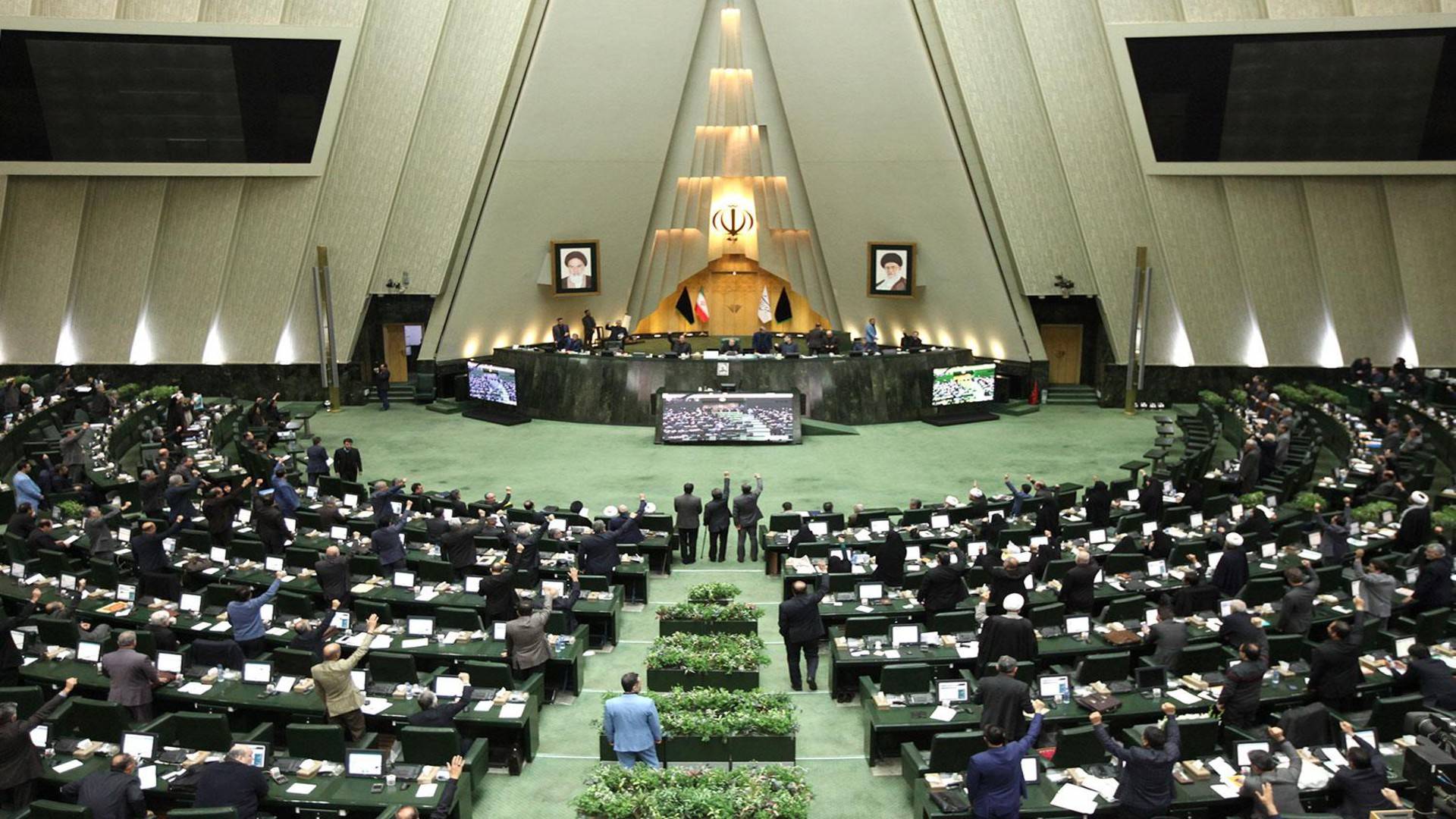 البرلمان الإيراني يكشف عن موعد الإنتهاء من إعداد التقرير الخاص بوفاة مهسا أميني