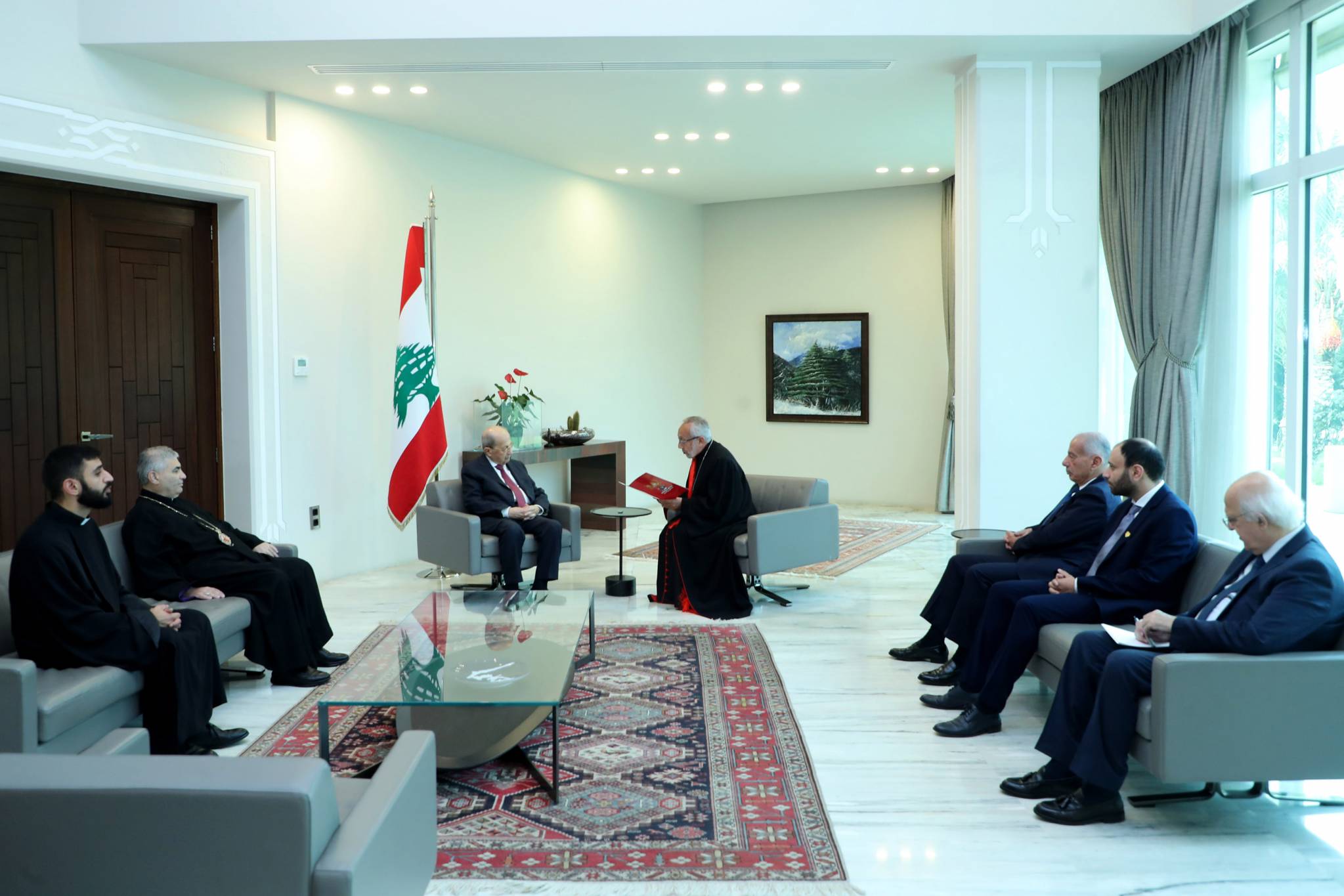 عرض مع بطريرك الأرمن الكاثوليك الأوضاع العامة
عون: إنطلاق عمليّة التنقيب يُحقق بداية لعمليّة النهوض الإقتصادي
ميناسيان: ضحيّتم وأخذتم مواقف ثابتة وشجاعة لمصلحة لبنان