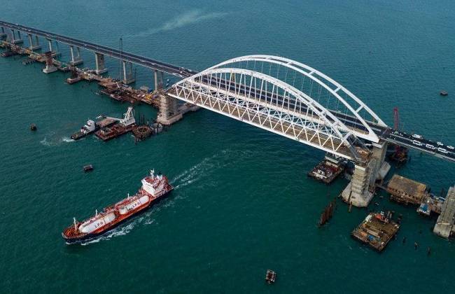روسيا: تعطّل جسر القرم مؤقتاً جرّاء انفجار سيارة مفخخة