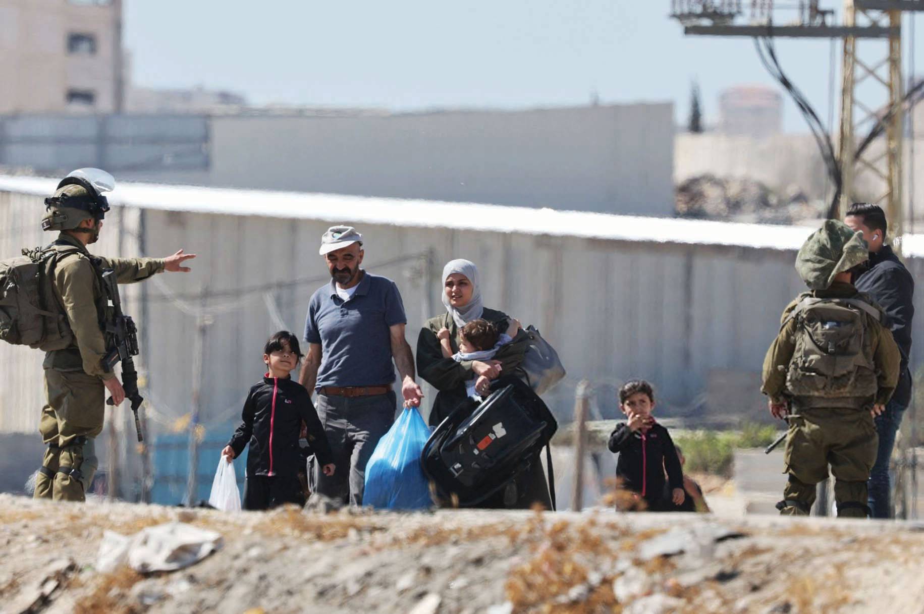 الإحتلال يُواصل حصار آلاف الفلسطينيين في القدس... مُقاومون يستهدفون قوّة «إسرائيليّة» في نابلس
إستشهاد طفل في جنين... ومُستوطنون يحرقون القرآن في الضفة