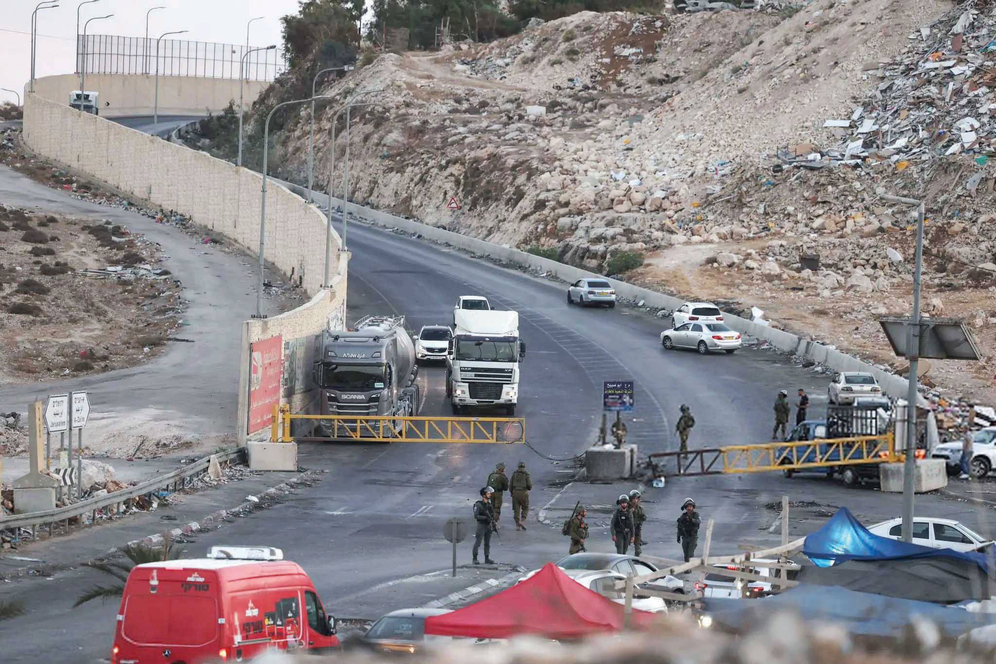 الاحتلال الإسرائيلي يفرض طوقاً أمنياً على الضفة الغربية المحتلة ويغلق المعابر مع غزة