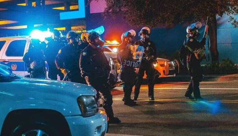 العثور على 44 مهاجرا سوريّا بشاحنة في مقدونيا الشمالية