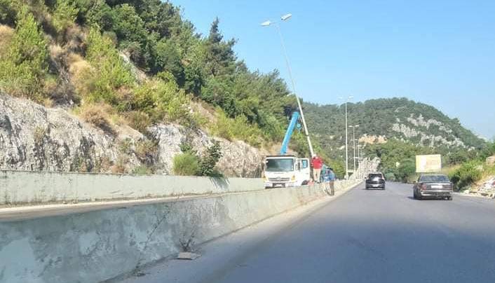 بالفيديو - انفجار صهريج مازوت وحريق كبير على طريق المتن السريع
