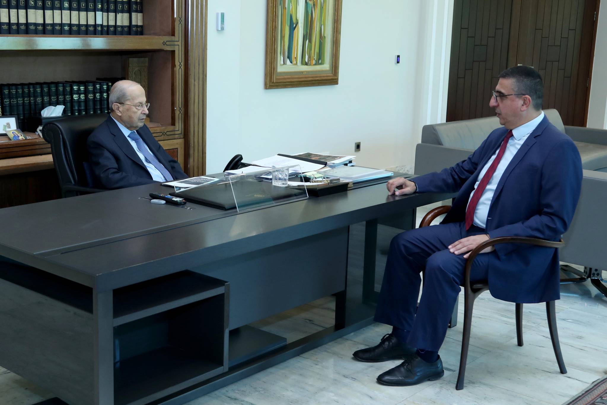 تلقى اتصالاً من بايدن مُهنئاً بانتهاء مُفاوضات الترسيم
‏ رئيس الجمهوريّة عرض مع حجار
اللمسات الأخيرة من العودة الطوعيّة للنازحين