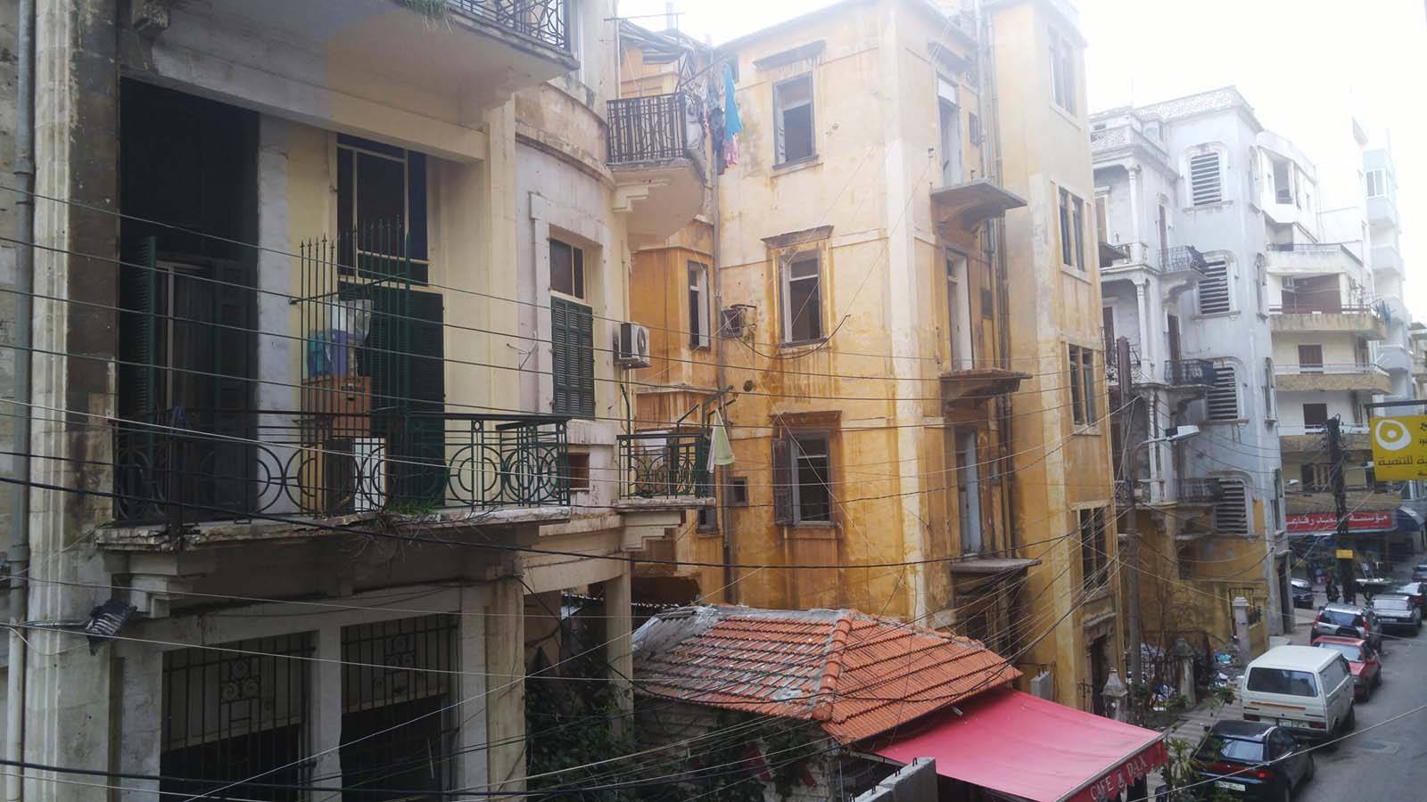 سقطت من الشرفة من الطابق السابع في الميناء...