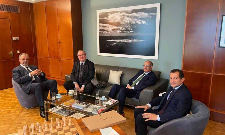 بوشكيان التقى دوكان وبيشت في باريس وعرض

معهما رؤية الحكومة الصناعية في خطة النهوض