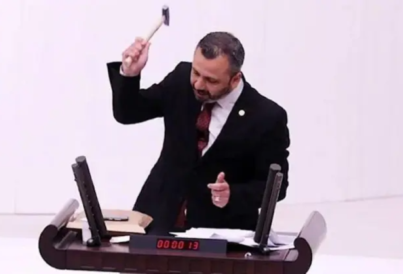 بالفيديو- نائب تركي يحطّم هاتفه بمطرقة في البرلمان