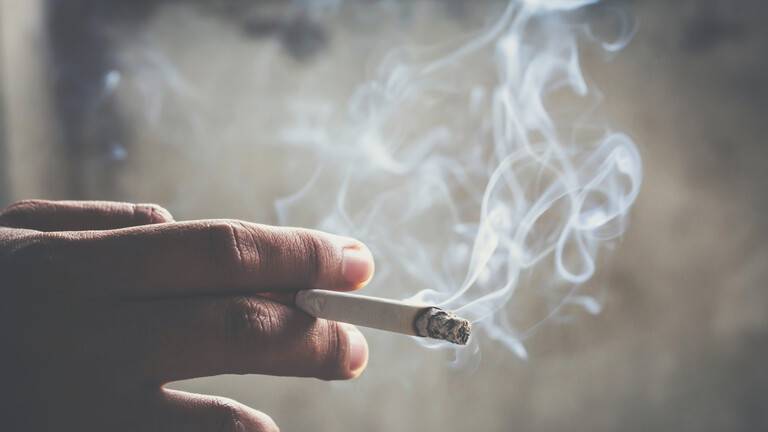 "اليد الثالثة للتدخين" يمكن أن تؤدي إلى الإصابة بأمراض جلدية