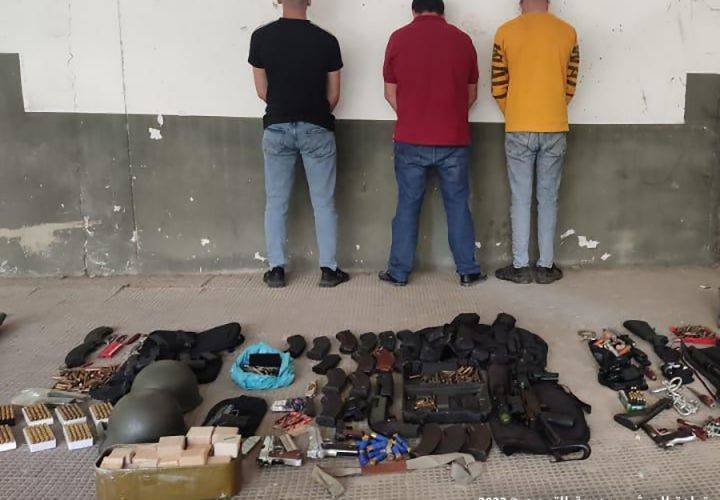 أطلقوا النار أثناء الزفاف..فوقعوا بيد الجيش وهذا ما ضبط بحوزتهم