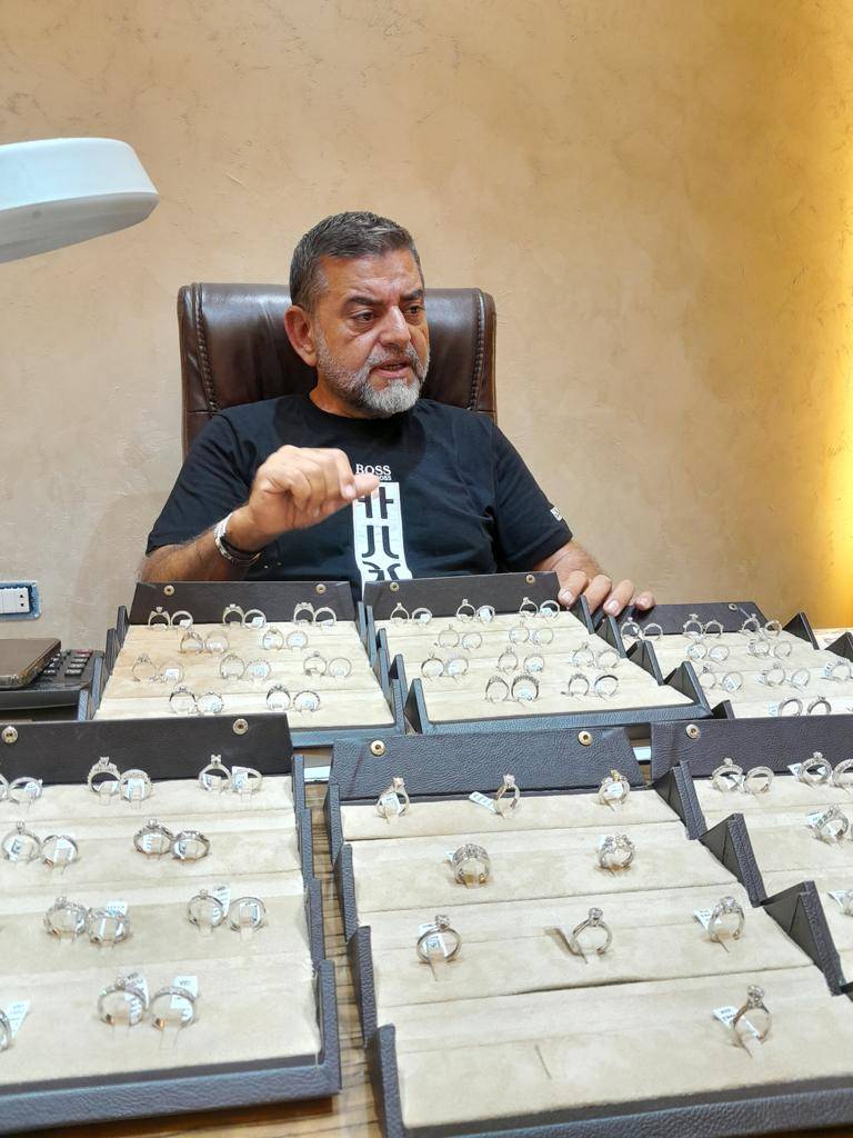 مزايك : الذهب في العالم الثالث زينة "وادخار"و في لبنان حصل اقبال
كبير على شراء الاونصات الوطنية والسويسرية والليرات الانكليزية ...