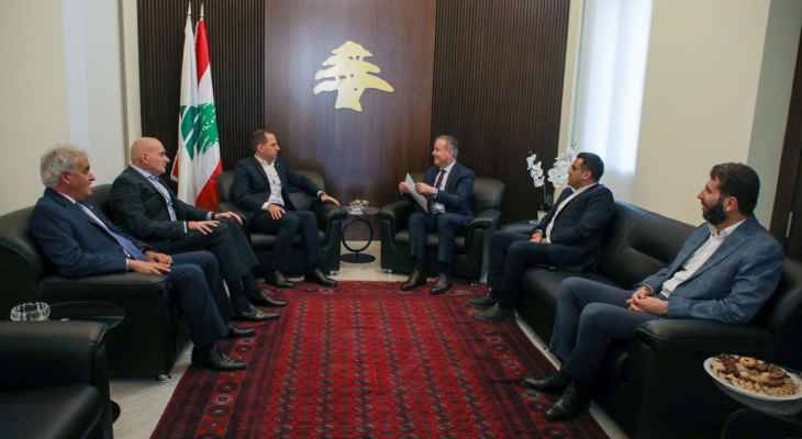 وفد "لبنان القوي" زار رئيس "الكتائب"
درغام: الظرف يفرض علينا الجلوس سويّاً