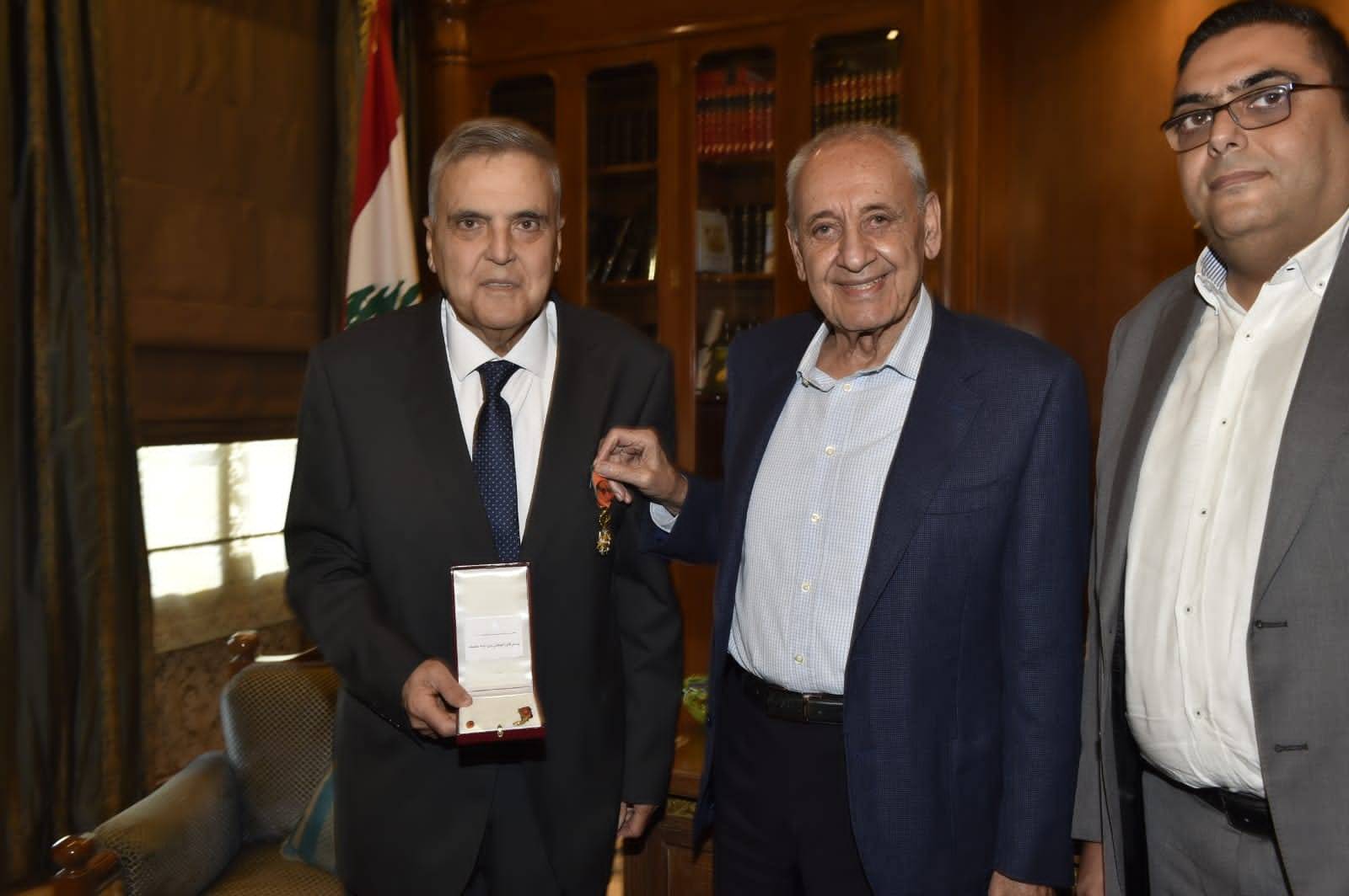 بري قلد حميدي صقر وسام الارز برتبة ضابط