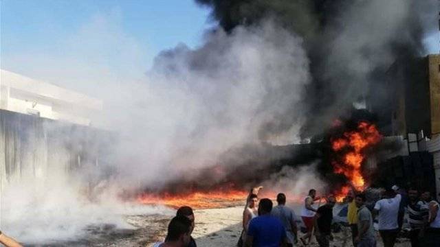 حريق داخل مستودع مواد بلاستيكية في الزهراني
