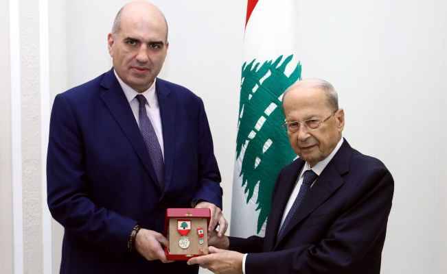 الرئيس عون يقلد وسام الإستحقاق الوطني للويس احود