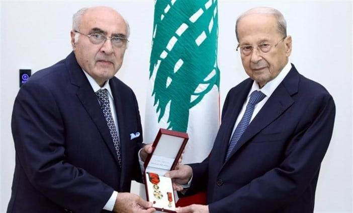 عون منح إبراهيم عوض وسام الأرز الوطني من رتبة ضابط