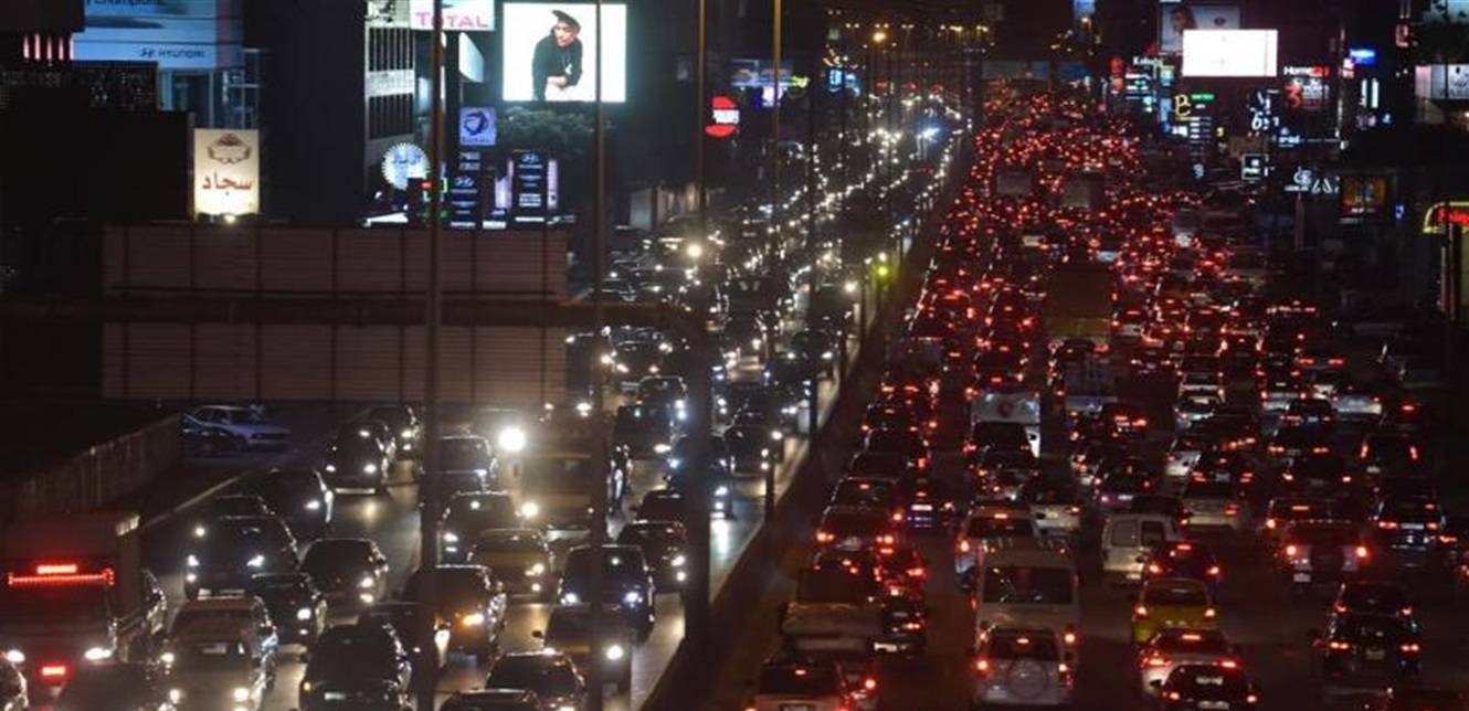 بالفيديو- برك المياه تقفل أوتوستراد زوق مصبح  وتغرق السيارات!
