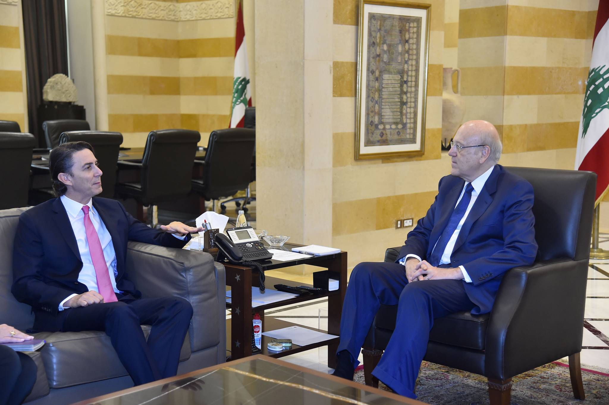لبنان وقّع الرسالة الأميركيّة بشأن ترسيم الحدود البحريّة الجنوبيّة... "يوم تاريخيّ" ونقطة تحوّل
عون: الإنجاز عملٌ "تقني"- ميقاتي: اهتمام بايدن وماكرون أعطى دفعاً لمسار جديد في المنطقة
هوكشتاين: التفاهم آمن ومحمي ويجب أن يُطبّق... وسيُوجد فرصاً اقتصاديّة واستقراراً على جانبي الحدود