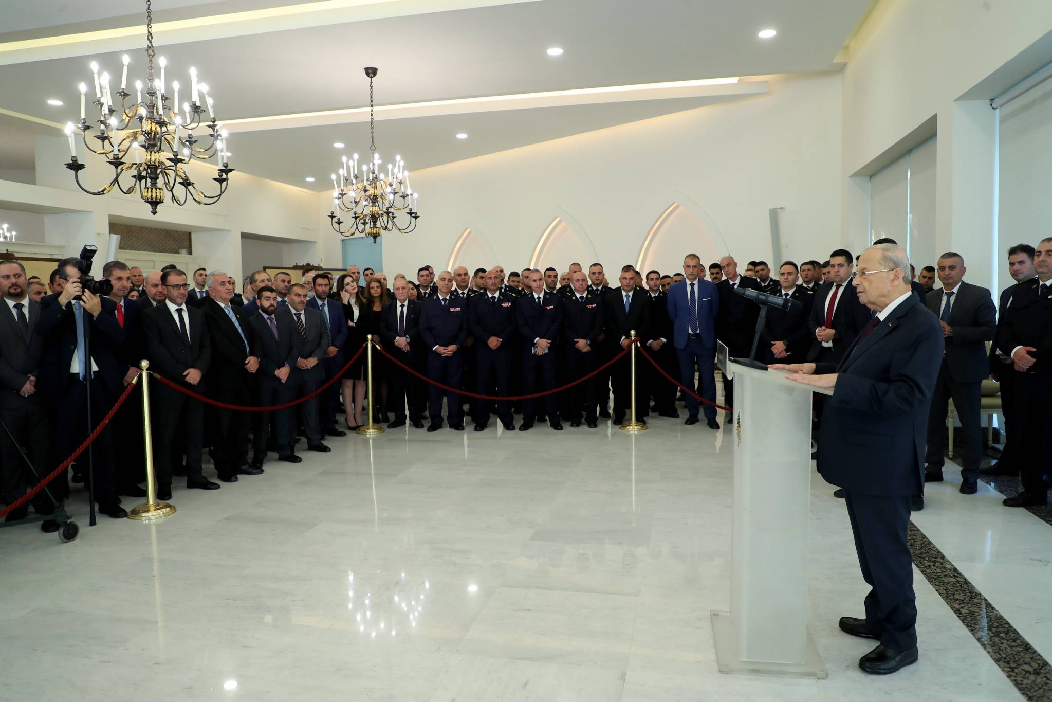 "قضيت كلّ حياتي مدافعاً عن لبنان.. ولا شيء سيمنعني من مواصلة المسيرة"
رئيس الجمهوريّة في لقاء وداعي: السلام الاقتصادي سيتعزز بعد الترسيم
لا نصّ قانونياً يمنع قبول استقالة الحكومة.. ومن أخطائي أنني لم أدخل بصفقات
