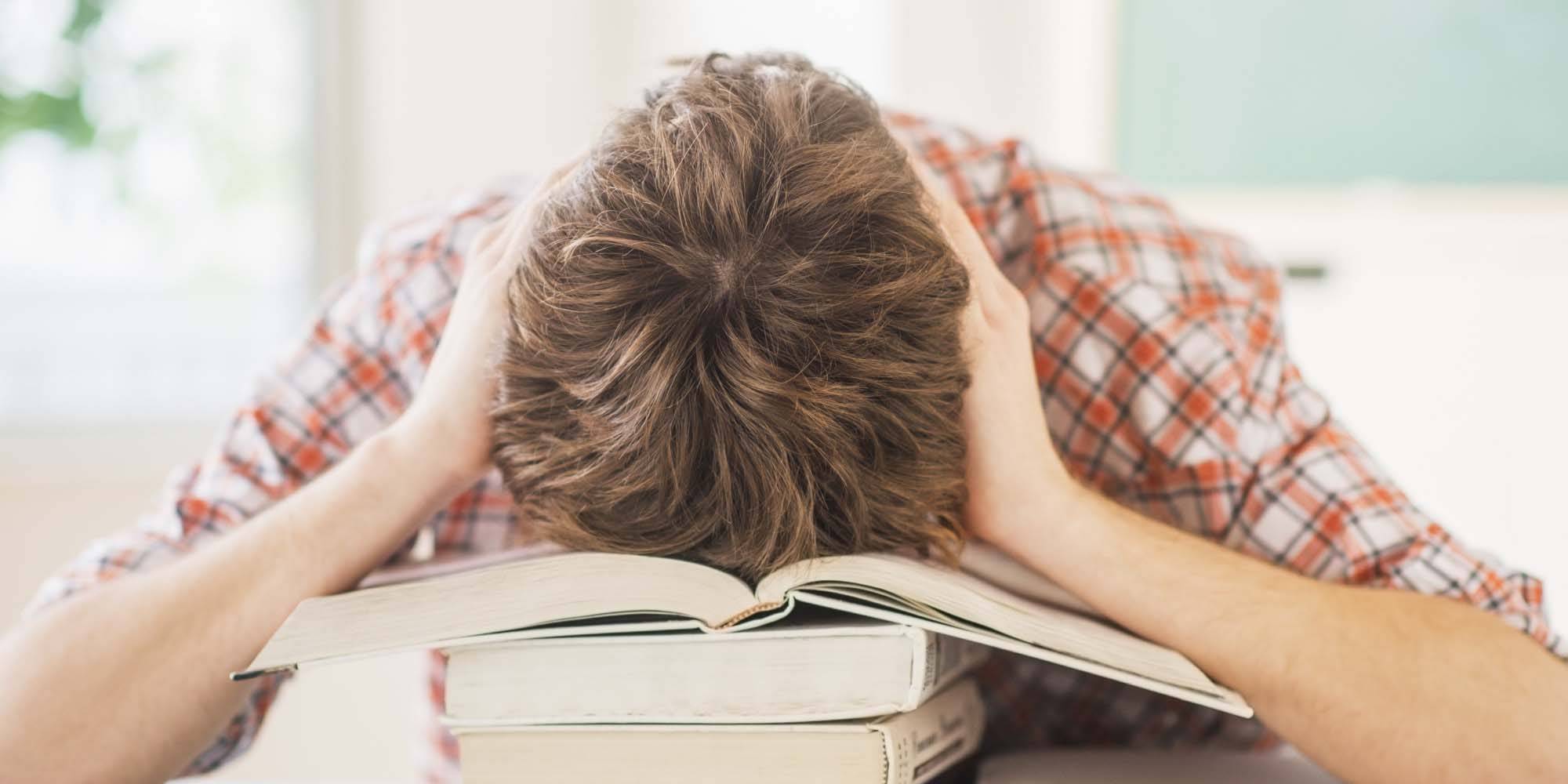 كابوس الطلاب... مناهج مُكدّسة بالفروض والتلقين
ما يأسر إبداع المعرفة في توتر الضغوط