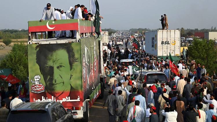 عمران خان يعلن تنظيم مسيرة احتجاجية للمطالبة بإجراء انتخابات مبكرة