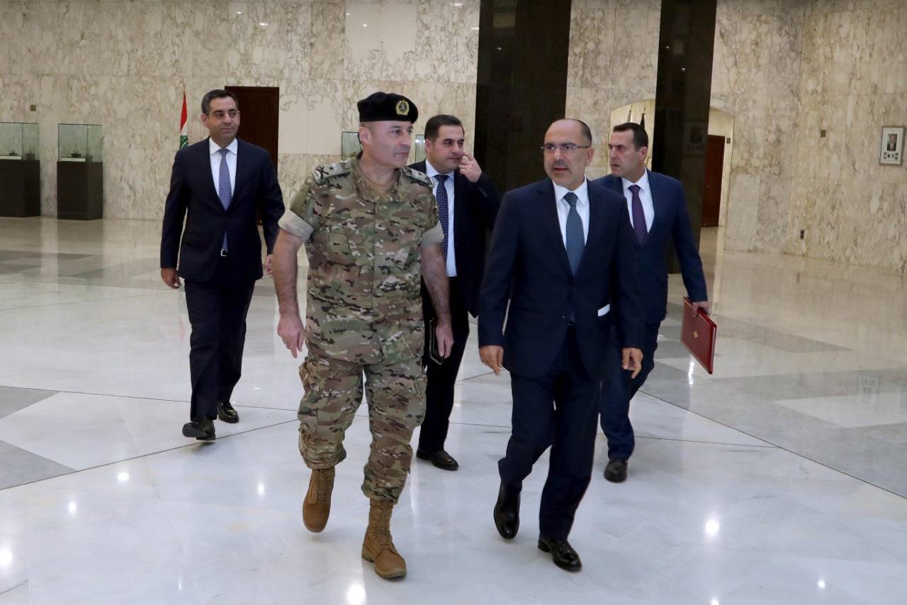 الوفد اللبناني الى الناقورة غادر قصر بعبدا