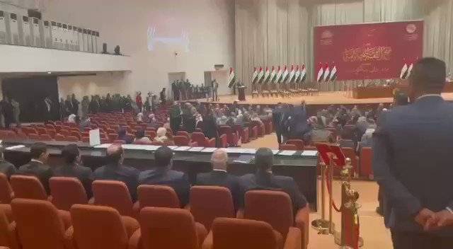 بالفيديو- عراك بالأيدي بين نواب خلال جلسة التصويت على الحكومة العراقية الجديدة