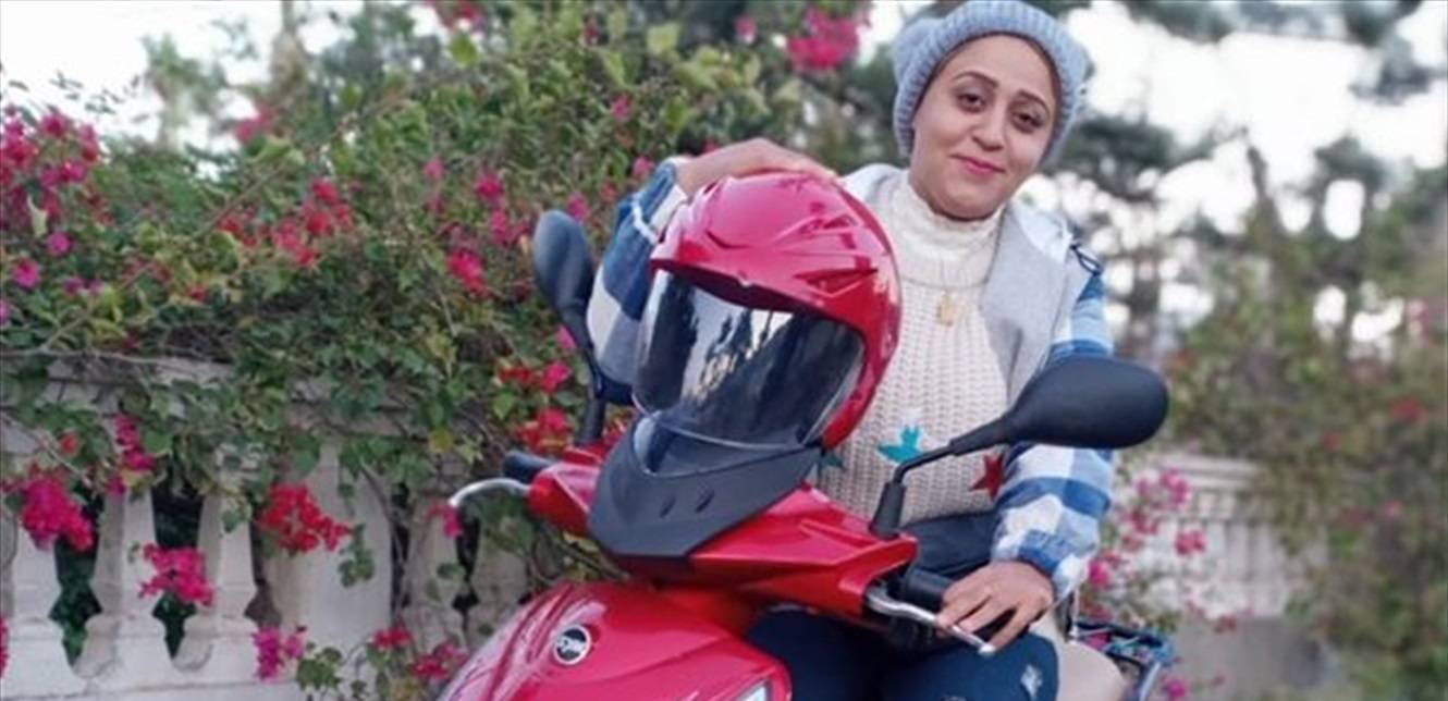 سيدة تعمل 