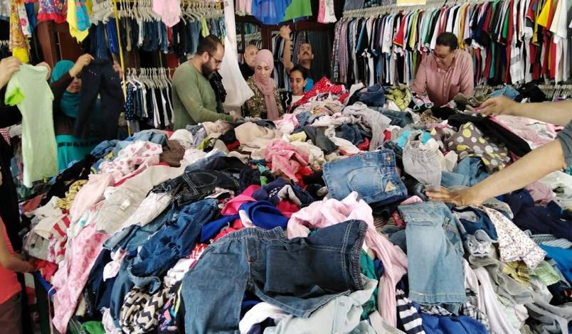 اللبنانيّون يبتكرون أساليب مُتنوّعة للبيع... وجديدها ملابس من علامات تجاريّة عالمية "بالكيلو"
مدير أحد الفروع لـ "الديار": هذا النوع من البيع لا يتأثر بسعر صرف الدولار ارتفاعاً أو هبوطاً