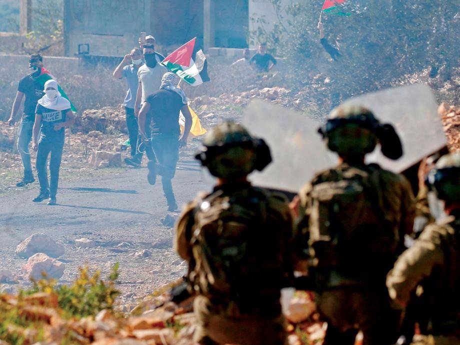 حداد وإضراب بغزة ودعوة لإسناد الضفة بعد استشهاد 6 بنابلس ورام الله
واشنطن قلقة من التصعيد والاحتلال يعتقل 20 فلسطينيا