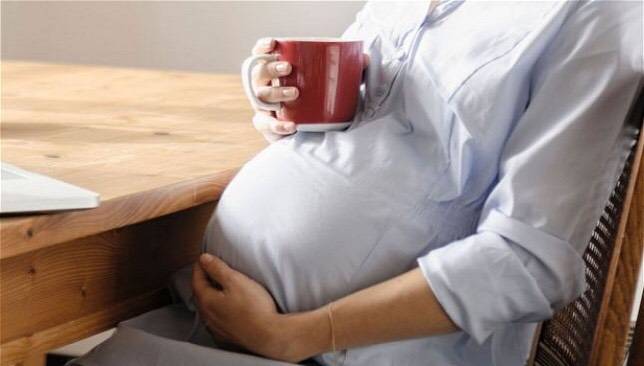 ما هي العلاقة بين تناول الحوامل للقهوة وطول الأطفال.