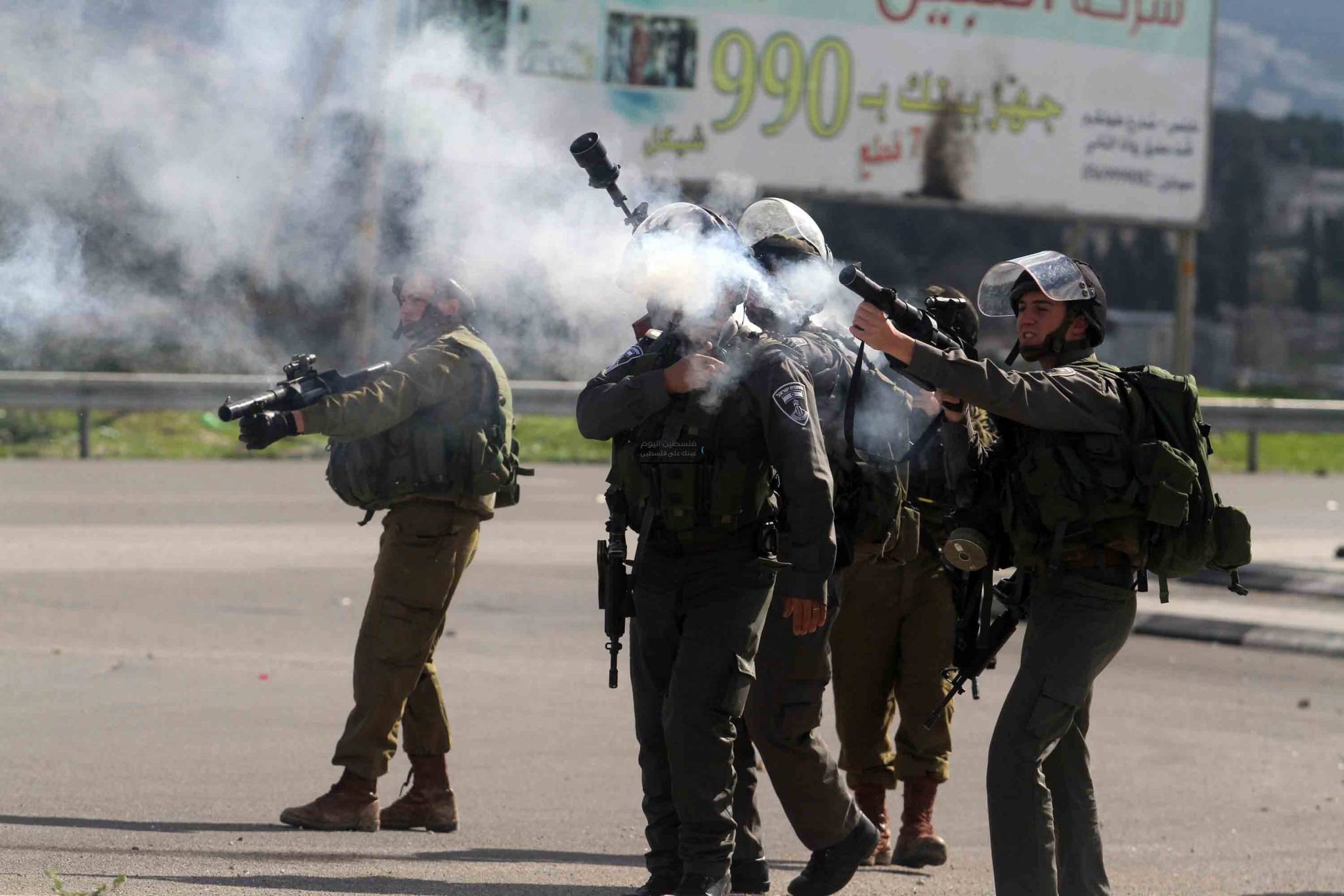 إصابات في صفوف الفلسطينيين جراء قمع قوات الإحتلال مسيرة في نابلس