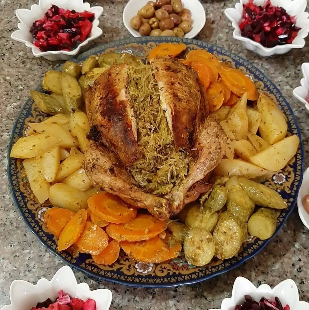 طبق اليوم: دجاجة مشربلة ومعمرة بالشعيرية الصينية