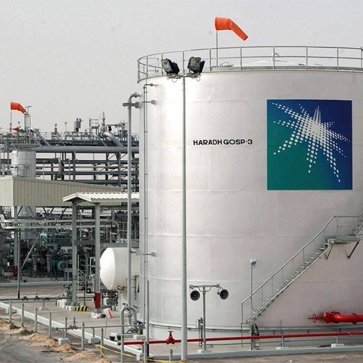 السعودية تخفض سعر البيع الرسمي للخام العربي