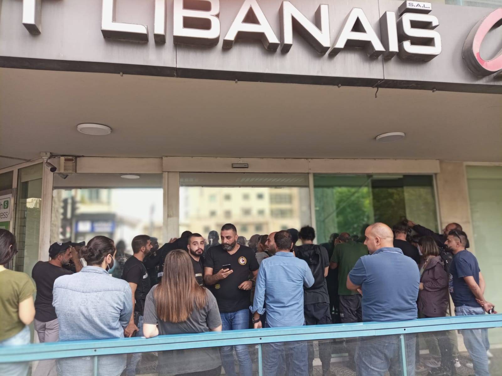 بالفيديو- انتهاء عملية اقتحام مصرف الاعتماد اللبناني في الحازمية
