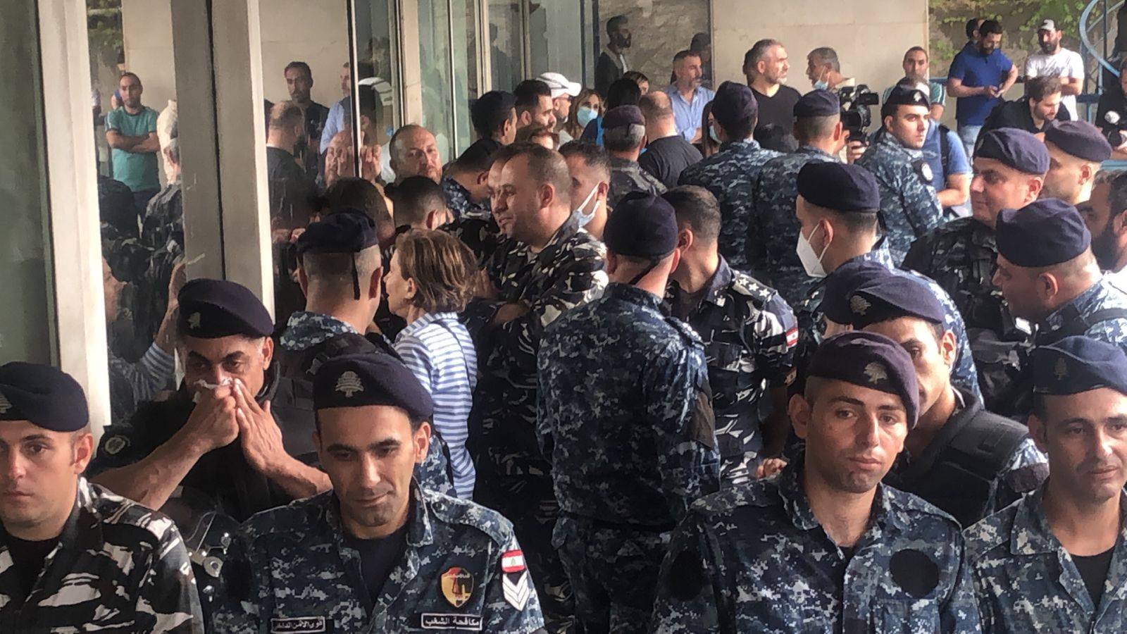 بالفيديو.. قوى الامن الداخلي تحاول دخول مصرف الاعتماد اللبناني في الحازمة لتوقيف  المقتحمين