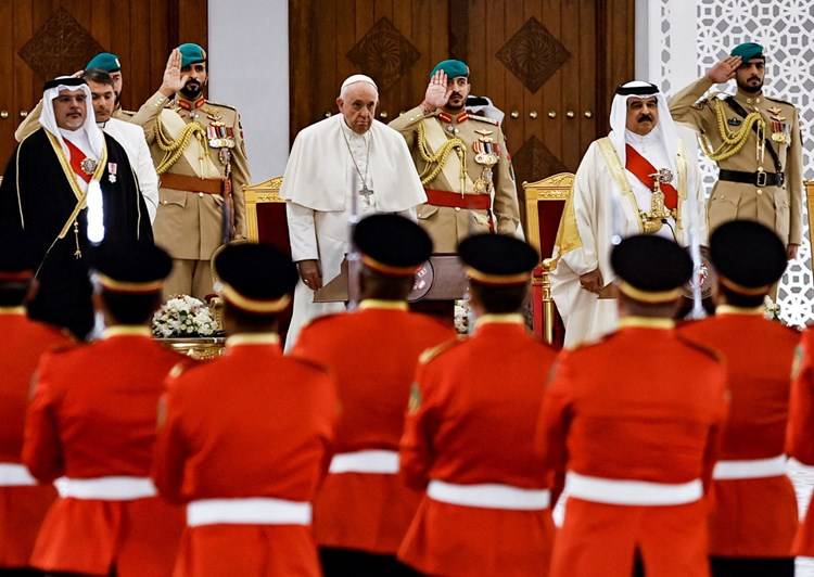 البابا فرنسيس: يجب ضمان عدم انتهاك حقوق الإنسان الأساسية