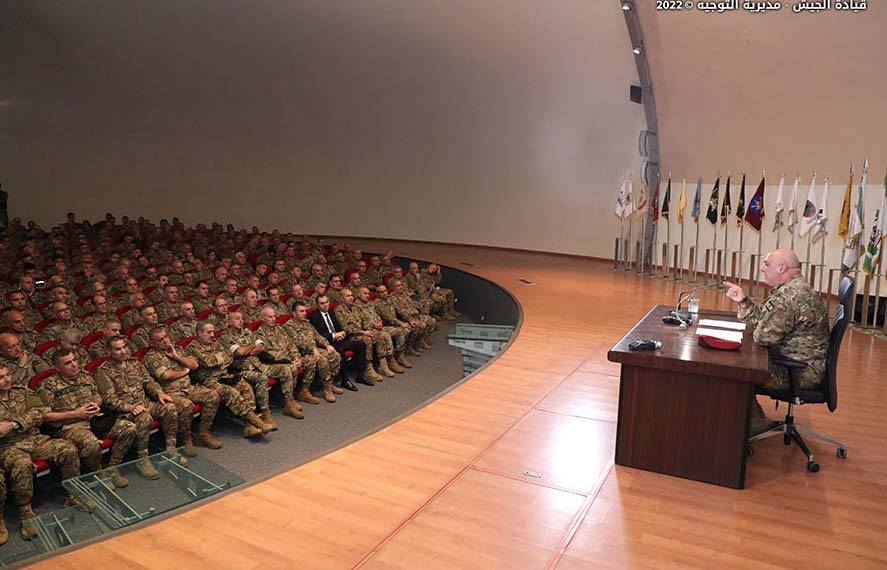 خطاب عالي السقف من اليرزة بنكهة سياسية ورئاسية وتوقيت الفراغ
قائد الجيش يسأل مجددا "أين تأخذون الجيش والوطن"؟