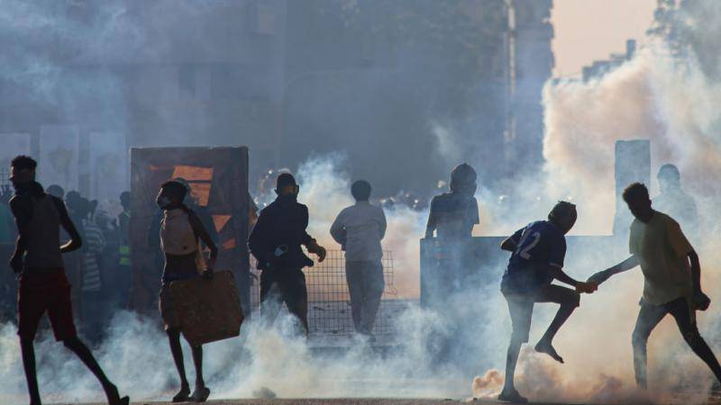 الشرطة السودانية تستخدم الغاز المسيل للدموع لتفريق آلاف المتظاهرين