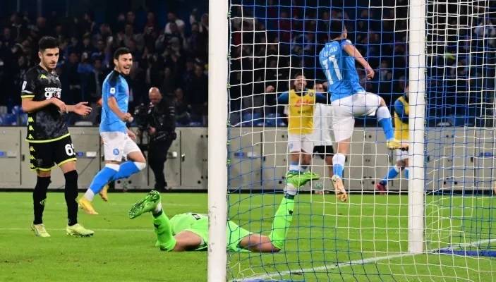 الدوري الايطالي: نابولي يعزز صدارته وميلان يفقد نقطتين أمام كريمونيزي