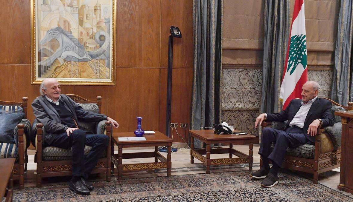 بري حاول تليين موقف جنبلاط .. فردّ " أبو تيمور": سمّوا بالأول وخلّونا نرجع نقرّر!
حزب الله لم ييأس بعد ... هل يجمع فرنجية بعون لتخفيف حدّة التوتر؟