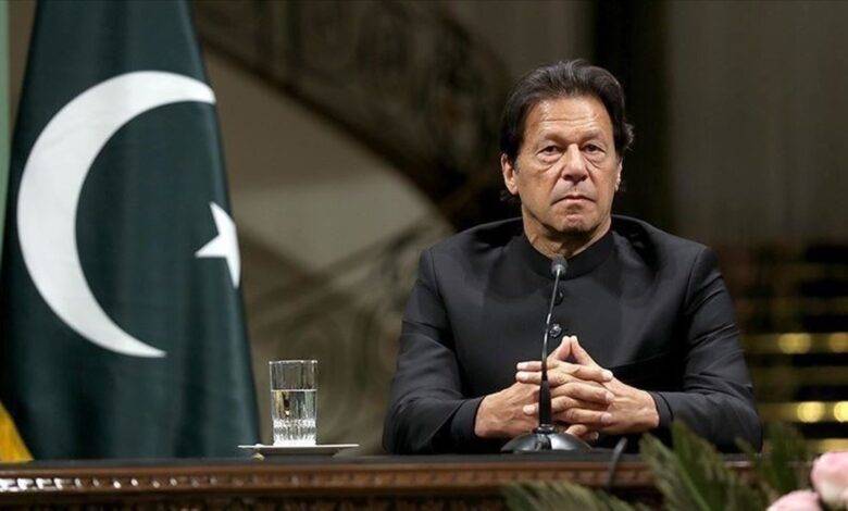 بينهم رئيس الحكومة
عمران خان يشترط استقالة 3 مسؤولين