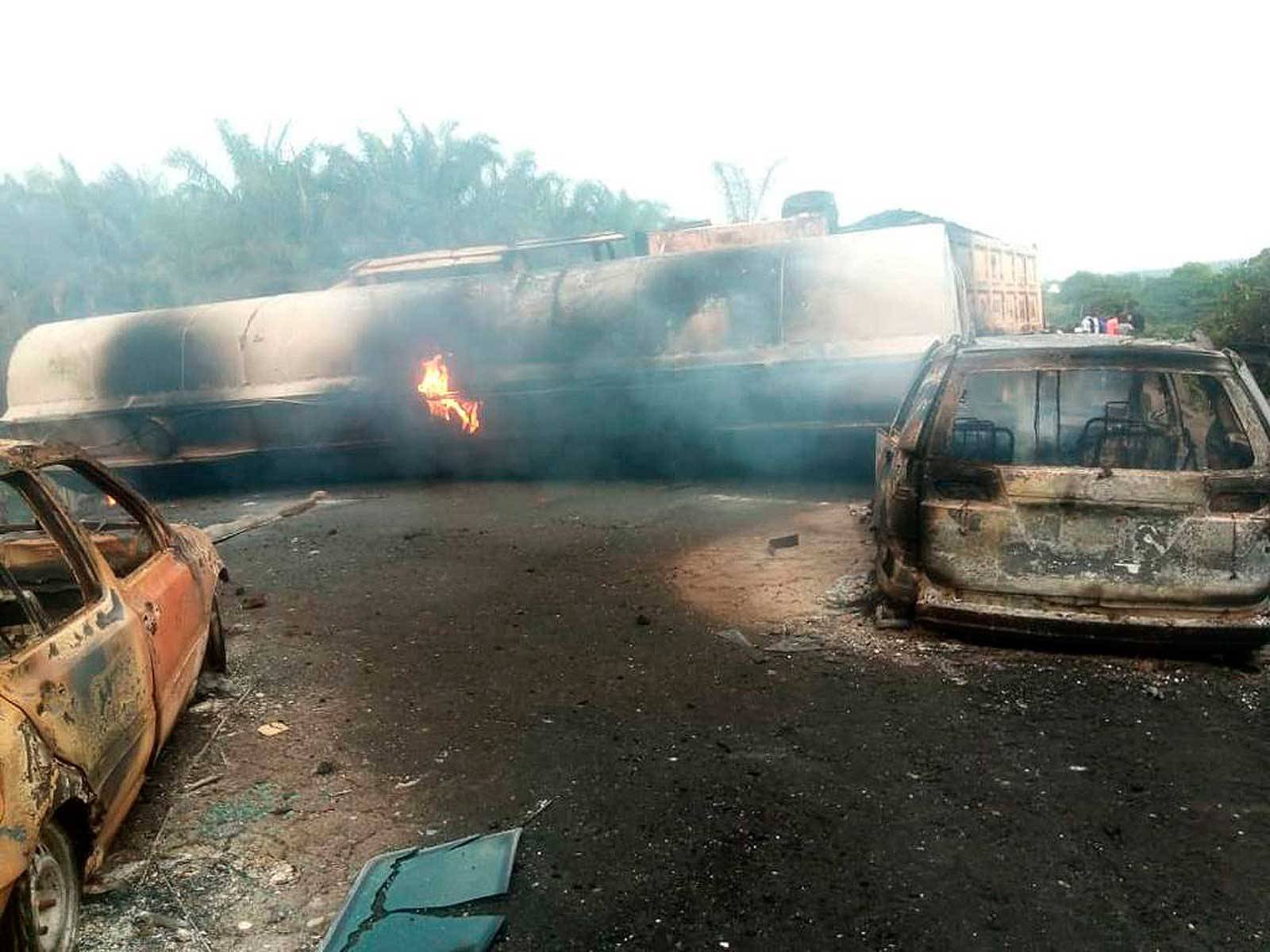 12 قتيلا بانفجار ناقلة بنزين في نيجيريا