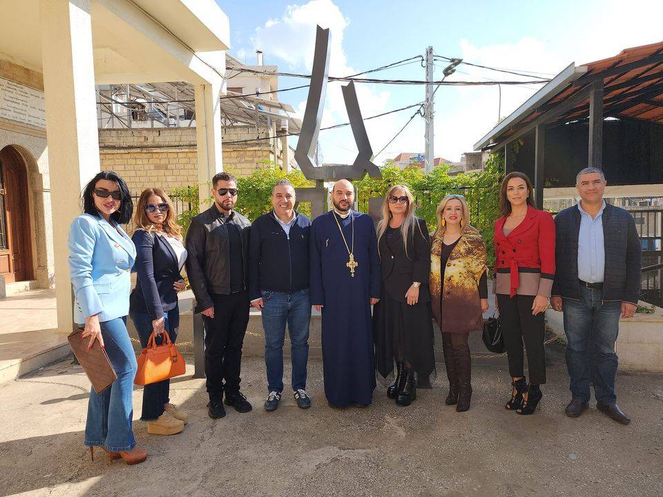 رئيس وأعضاء rotary club zahle capitol يزورون المطران انانيا كودجانيان