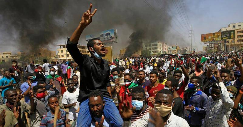 آلاف السودانيين يتظاهرون ضدّ تدخّل السفارات الأجنبية في شؤون البلاد