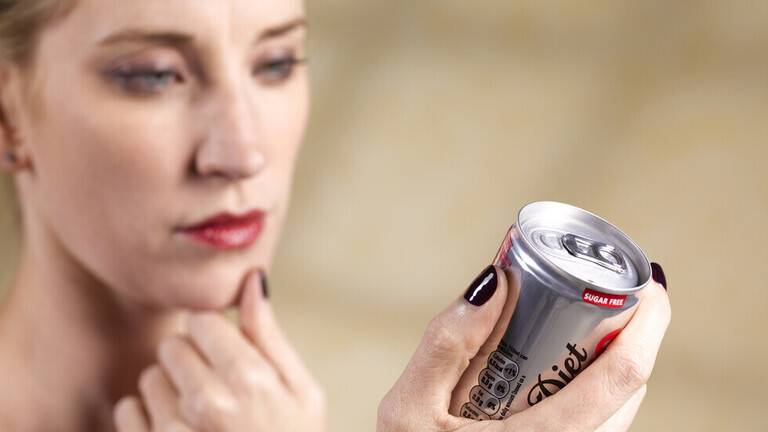 إليك الطريق التي تضر بها "مشروبات الحمية" صحتك