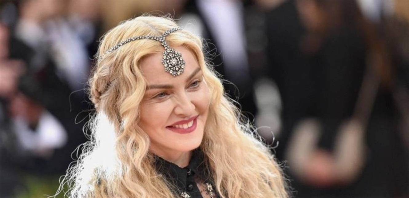 شربت من وعاء كلب.. مغنية أميركية مشهورة تغضب جمهورها!
